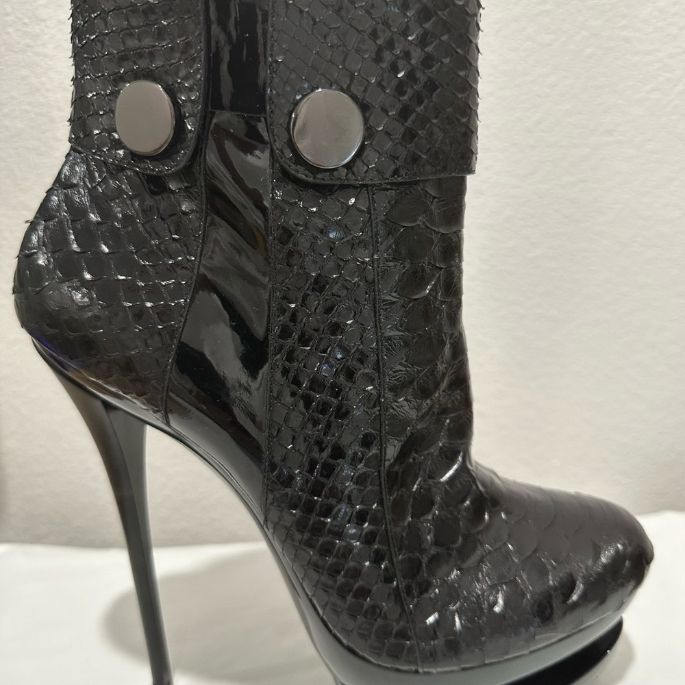 Gianmarco Lorenzo couture, size 39, 6 inch heel, unique Snake skin black booties